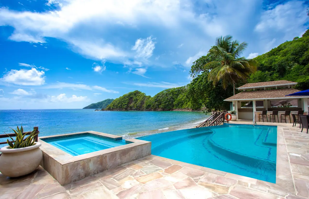 The infinity pool and pool bar above the beach on Batteaux Bay